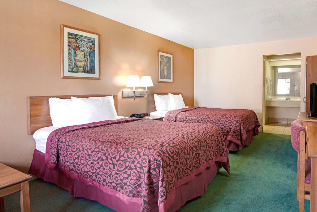 Days Inn & Suites by Wyndham Braunig Lake
