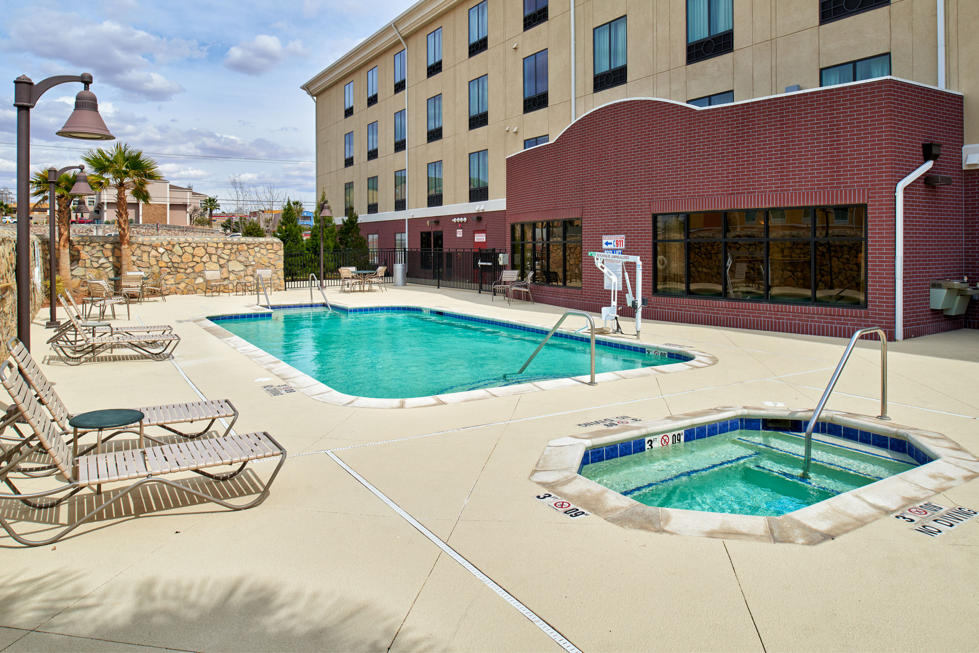 Holiday Inn Express & Suites El Paso Airport