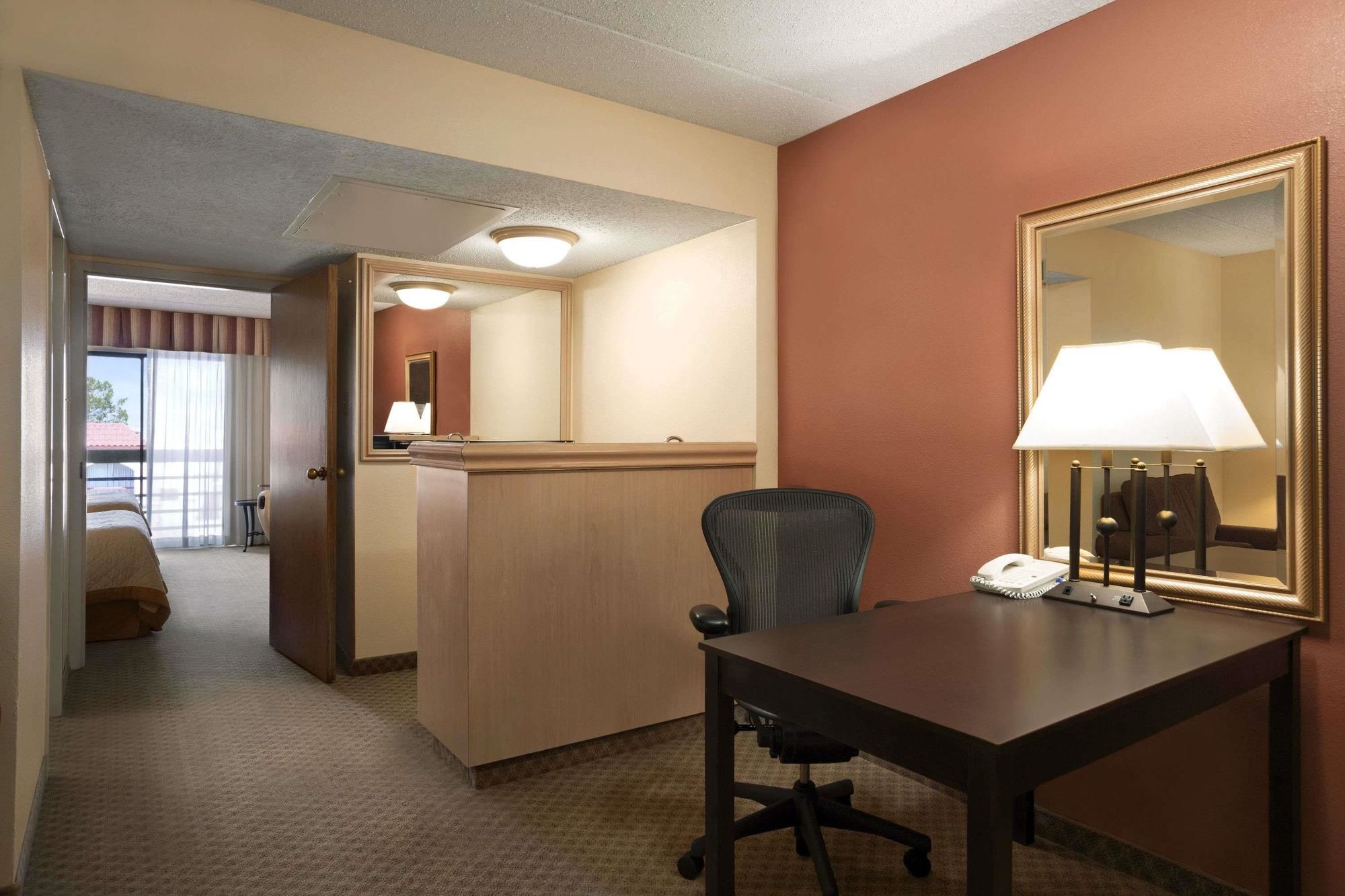 Wyndham El Paso Airport Hotel And Water Park