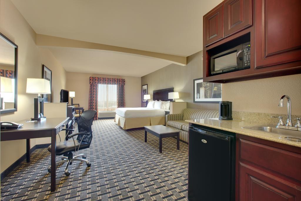 Holiday Inn Express & Suites Ennis