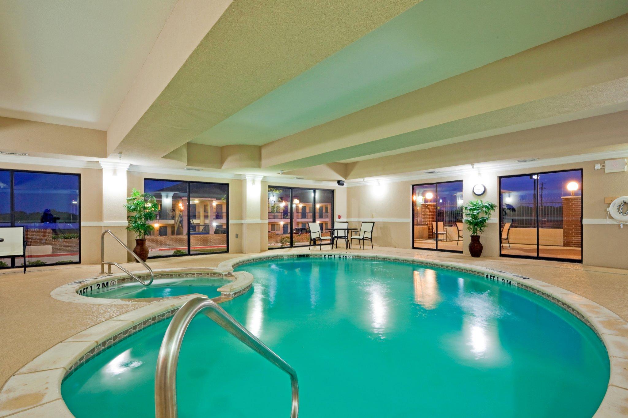 Holiday Inn Express & Suites Ennis