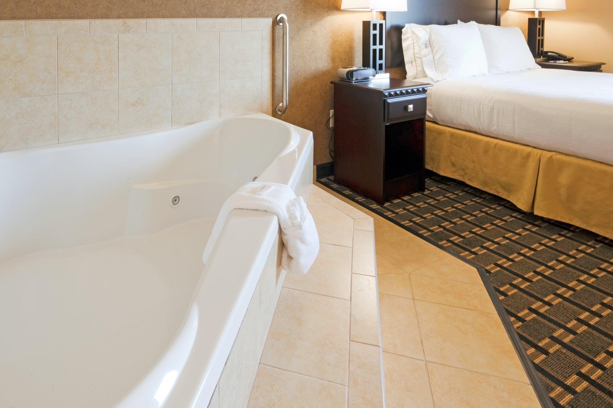 Holiday Inn Express & Suites Ennis