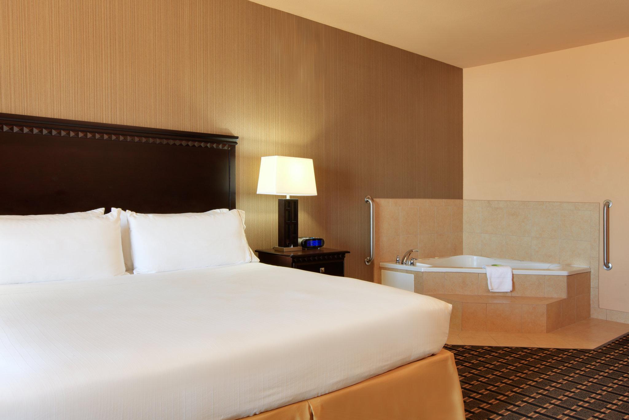 Holiday Inn Express & Suites Ennis