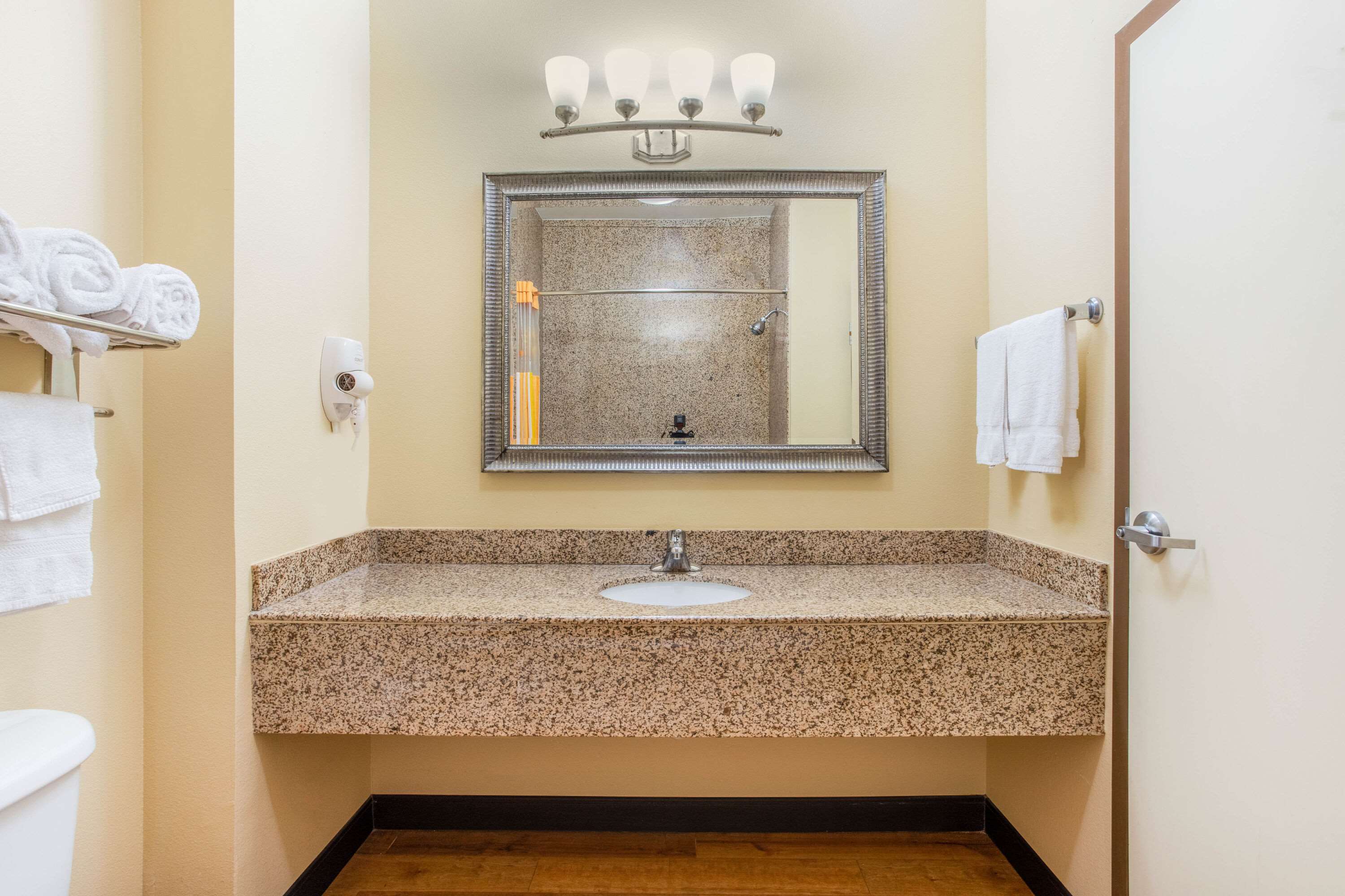 La Quinta Inn & Suites by Wyndham Ennis
