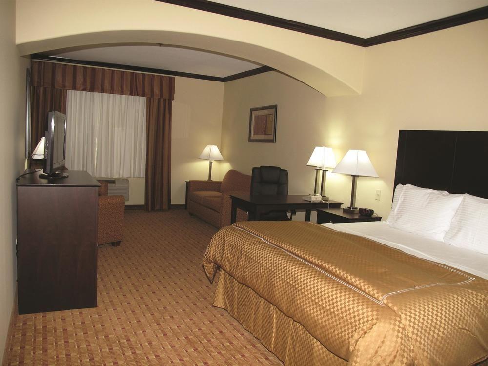 La Quinta Inn & Suites by Wyndham Ennis