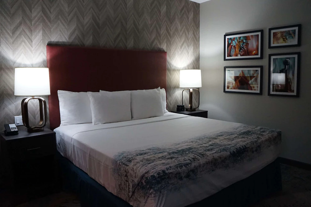 La Quinta Inn & Suites by Wyndham DFW West-Glade-Parks