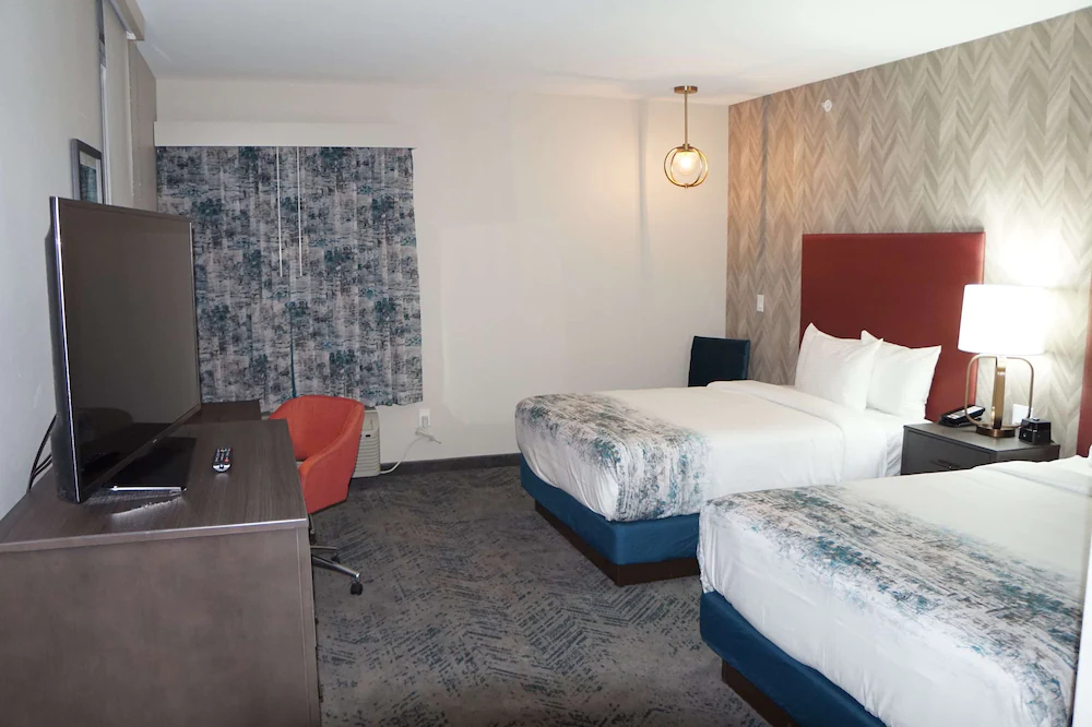 La Quinta Inn & Suites by Wyndham DFW West-Glade-Parks