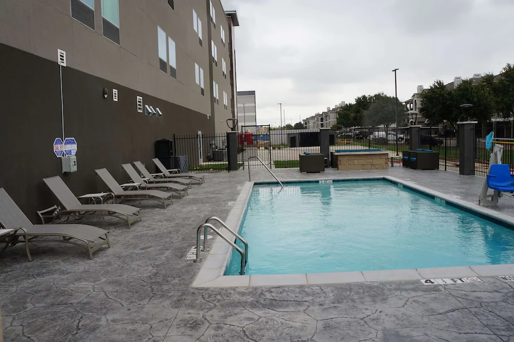 La Quinta Inn & Suites by Wyndham DFW West-Glade-Parks