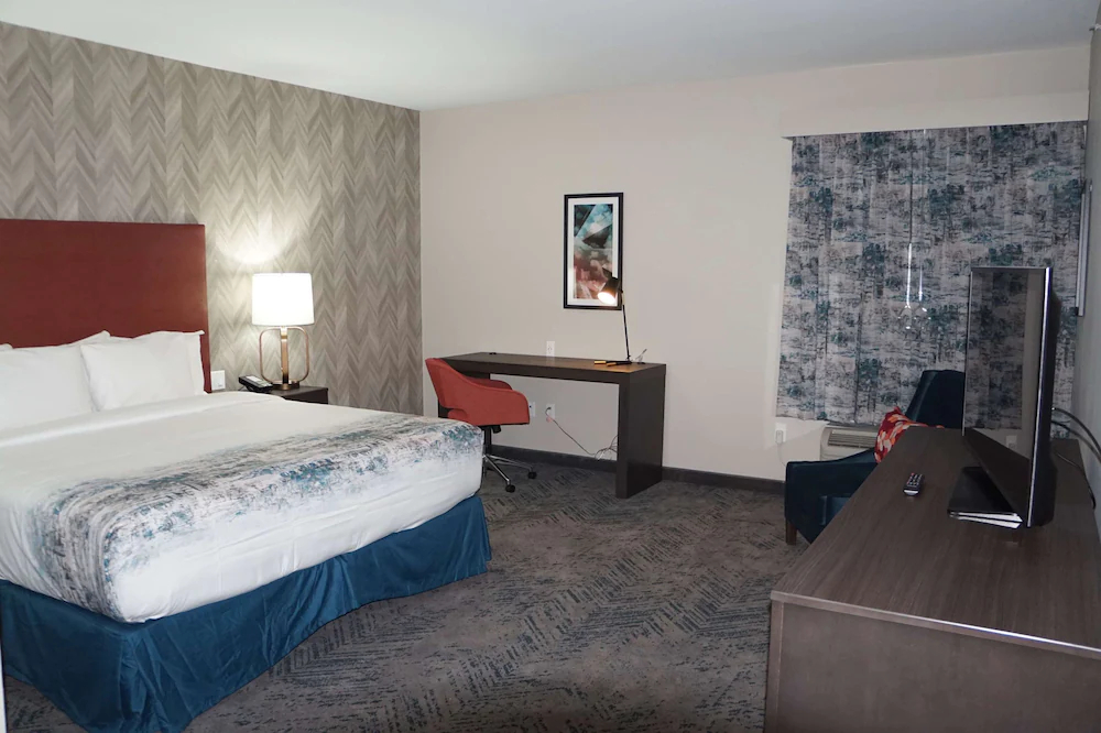La Quinta Inn & Suites by Wyndham DFW West-Glade-Parks