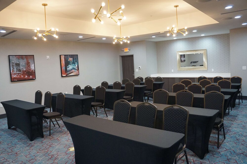 La Quinta Inn & Suites by Wyndham DFW West-Glade-Parks