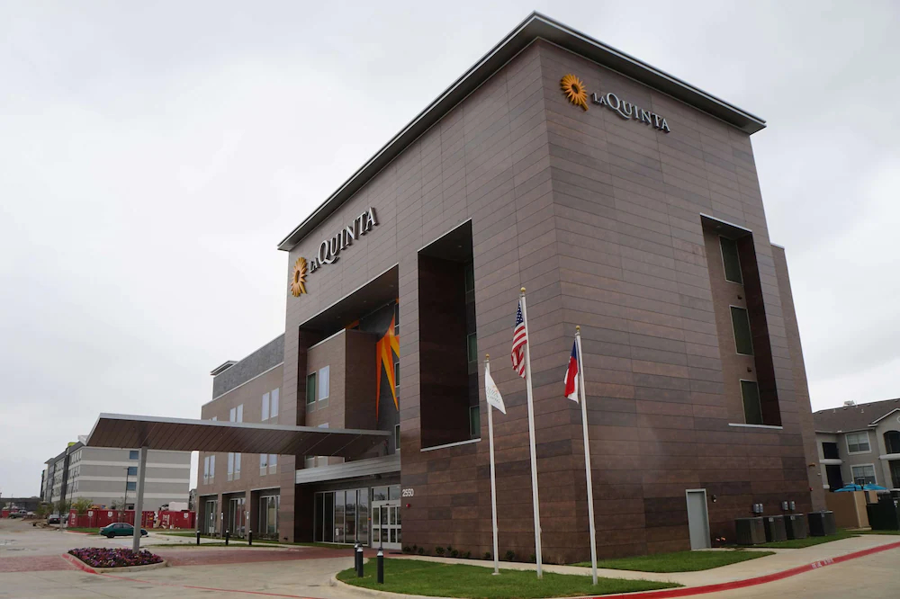 La Quinta Inn & Suites by Wyndham DFW West-Glade-Parks