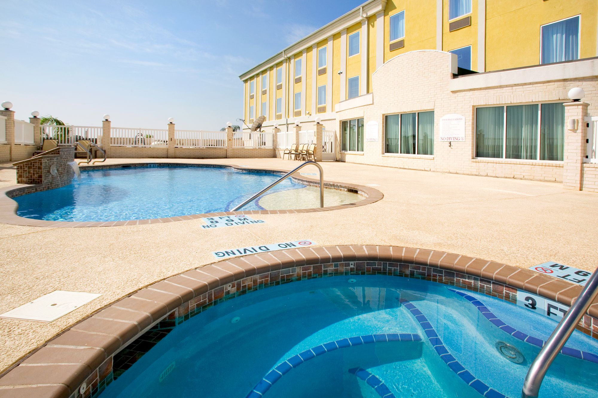 Holiday Inn Express Hotel & Suites Falfurrias