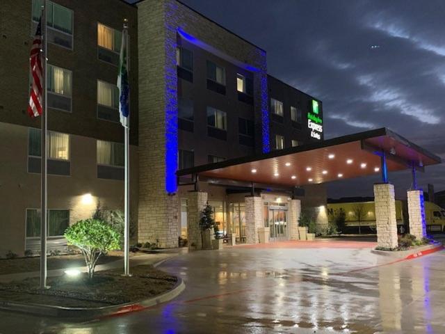 Holiday Inn Express & Suites Farmers Branch