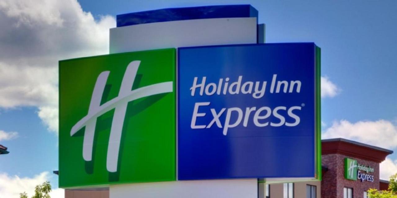 Holiday Inn Express & Suites Farmers Branch