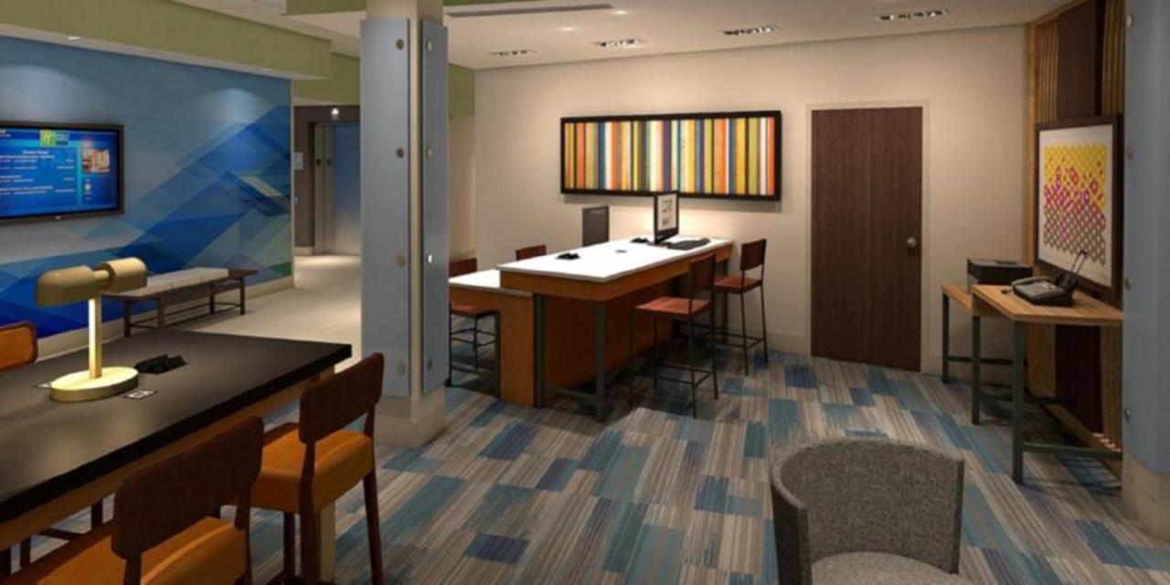 Holiday Inn Express & Suites Farmers Branch