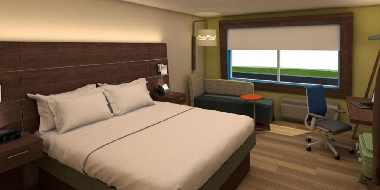 Holiday Inn Express & Suites Farmers Branch