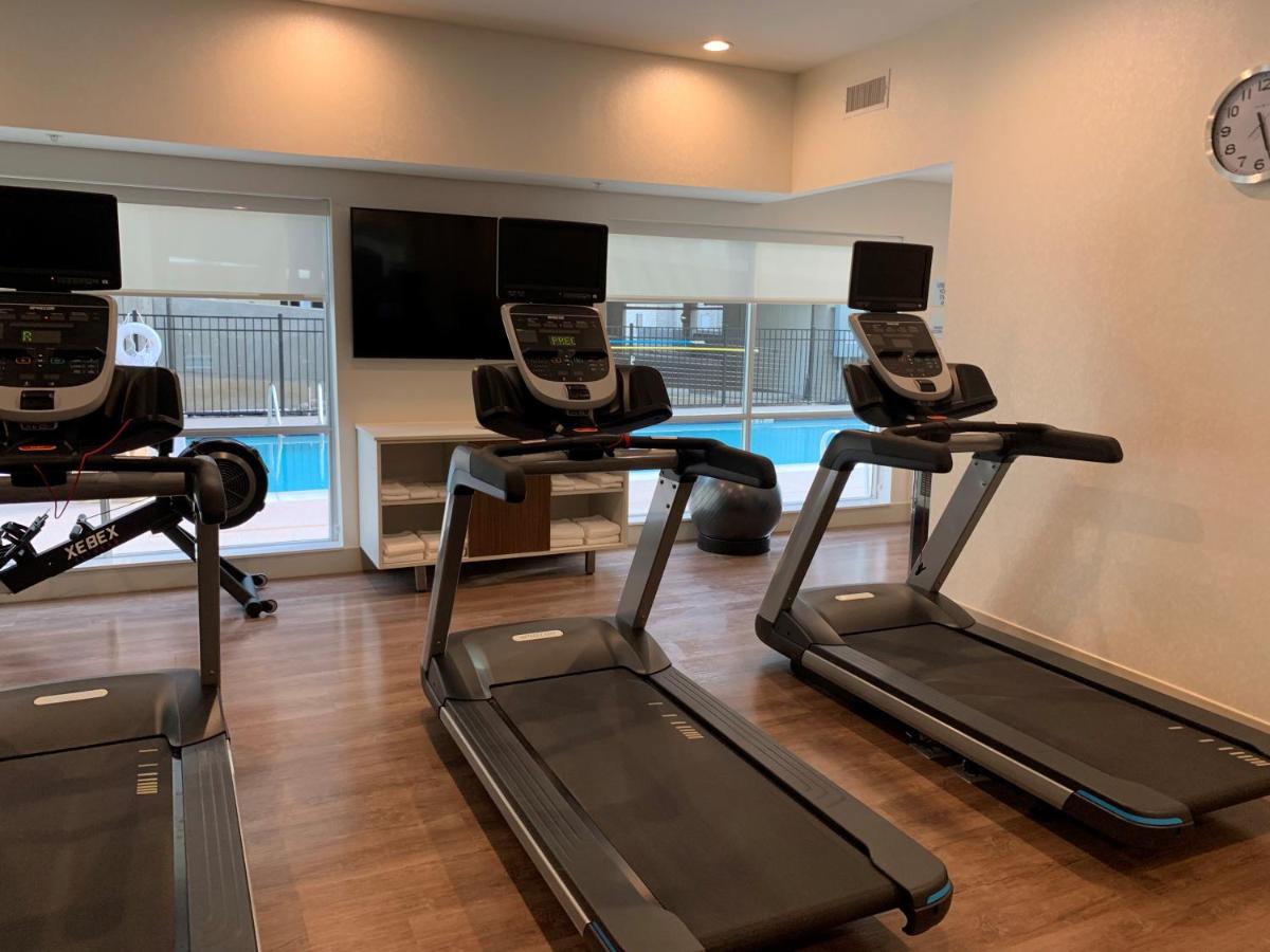 Holiday Inn Express & Suites Farmers Branch
