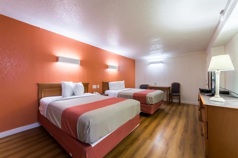Motel 6 Dallas - Farmers Branch