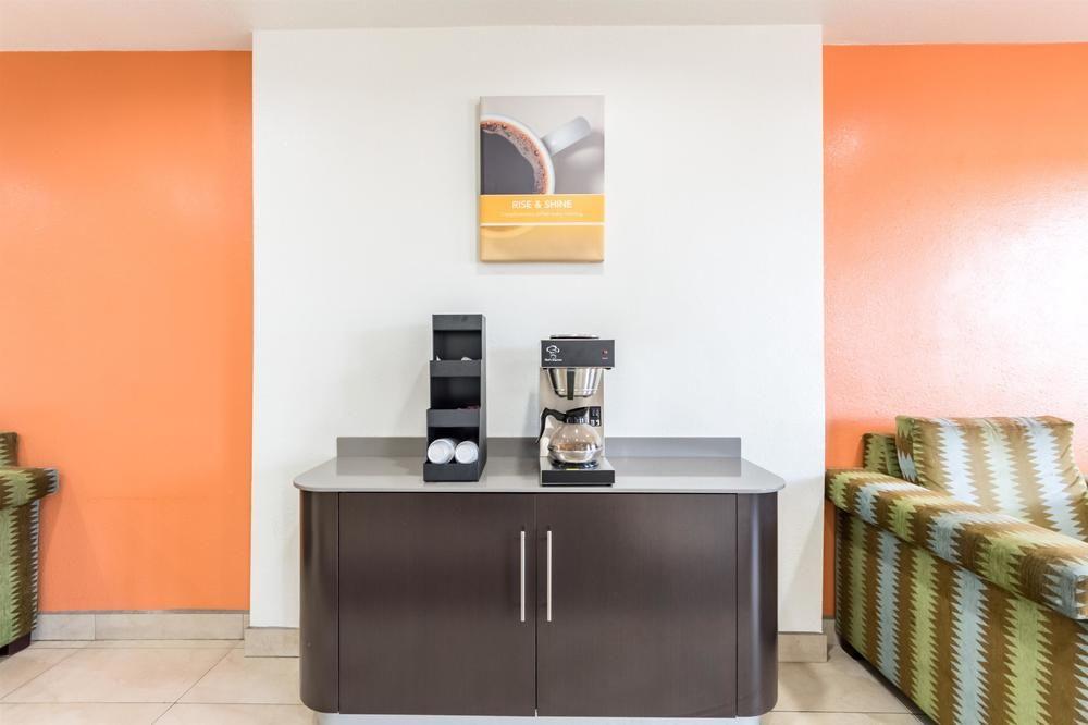 Motel 6 Dallas - Farmers Branch