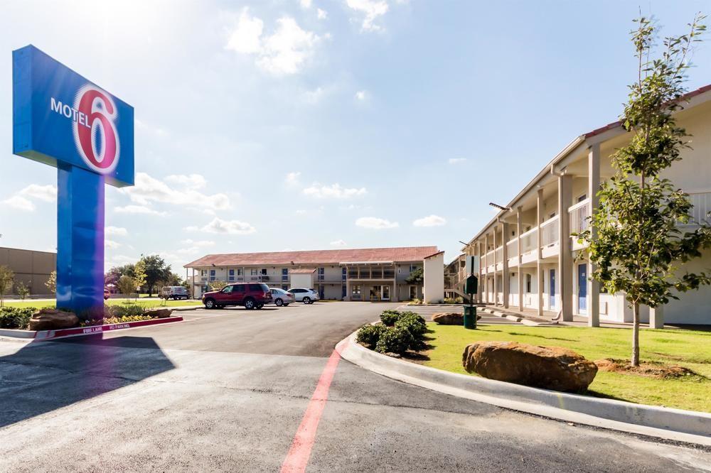 Motel 6 Dallas - Farmers Branch