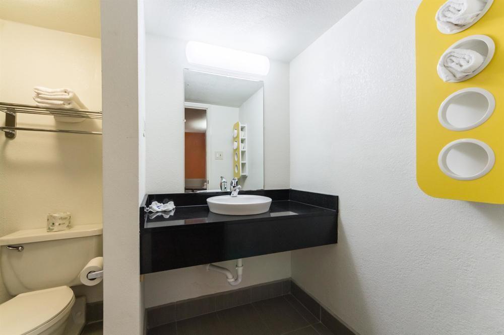 Motel 6 Dallas - Farmers Branch