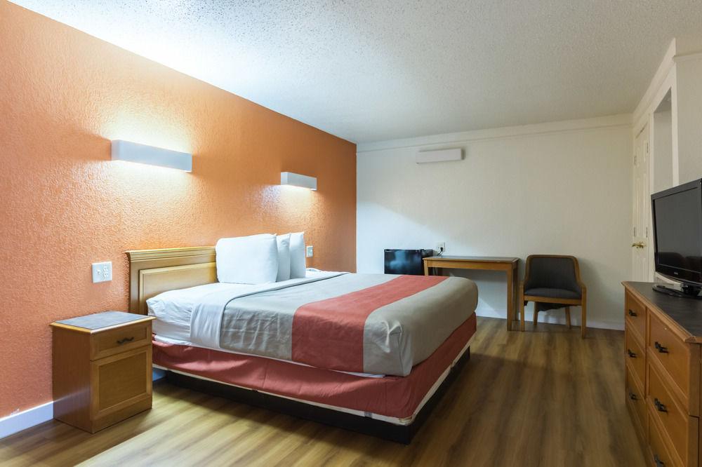 Motel 6 Dallas - Farmers Branch
