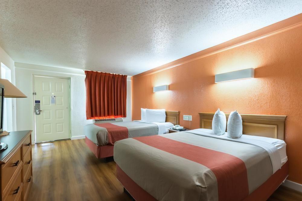 Motel 6 Dallas - Farmers Branch