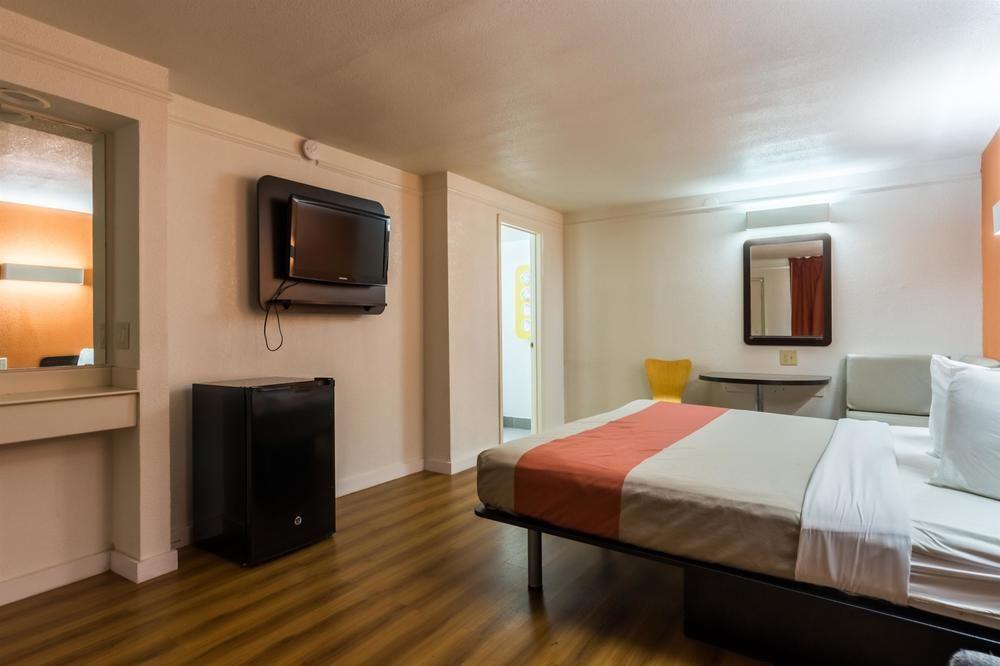 Motel 6 Dallas - Farmers Branch