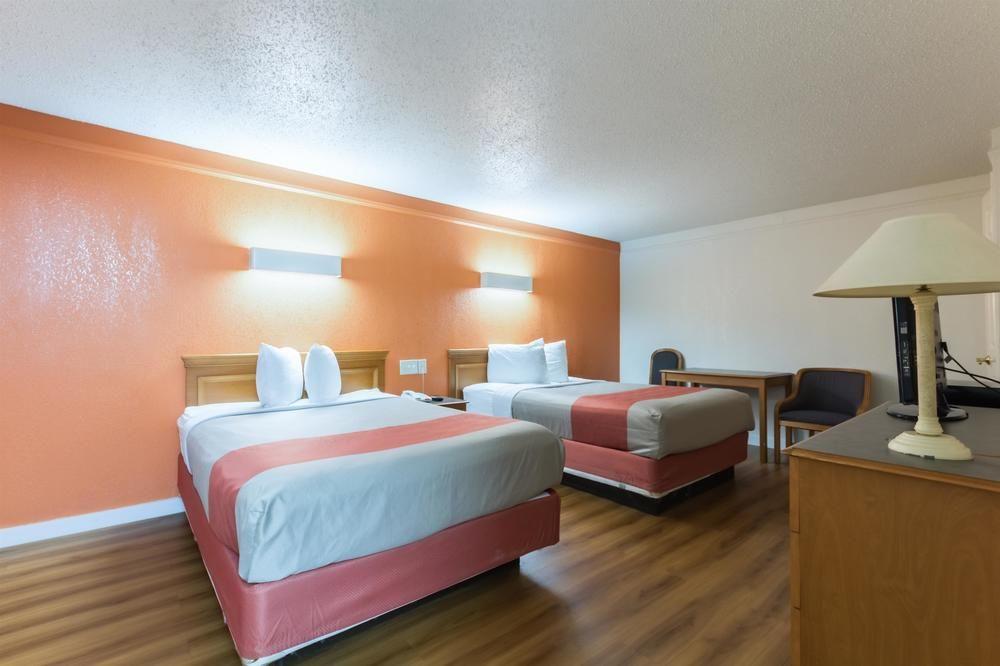 Motel 6 Dallas - Farmers Branch