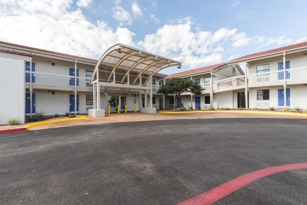 Motel 6 Dallas - Farmers Branch