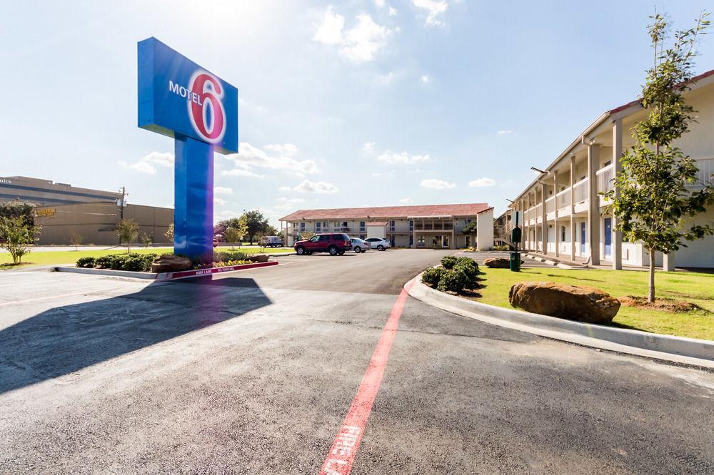 Motel 6 Dallas - Farmers Branch