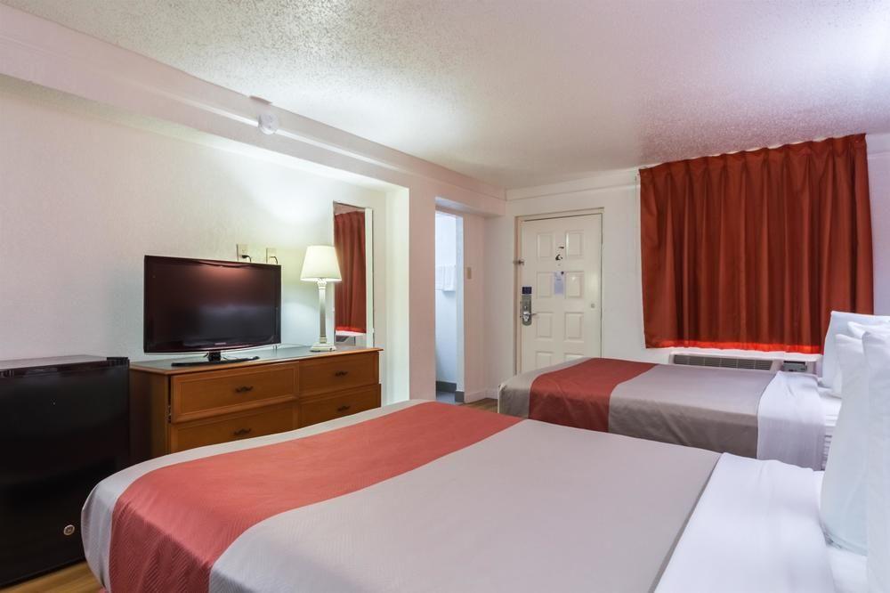 Motel 6 Dallas - Farmers Branch