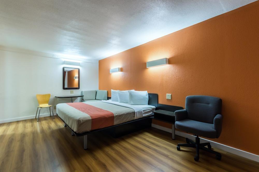 Motel 6 Dallas - Farmers Branch
