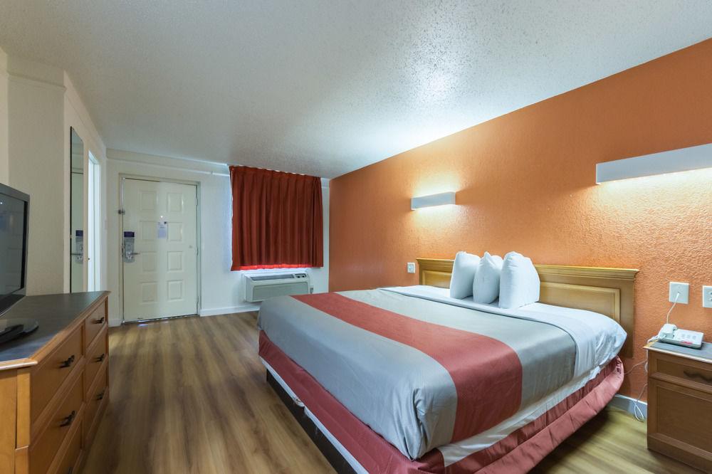 Motel 6 Dallas - Farmers Branch