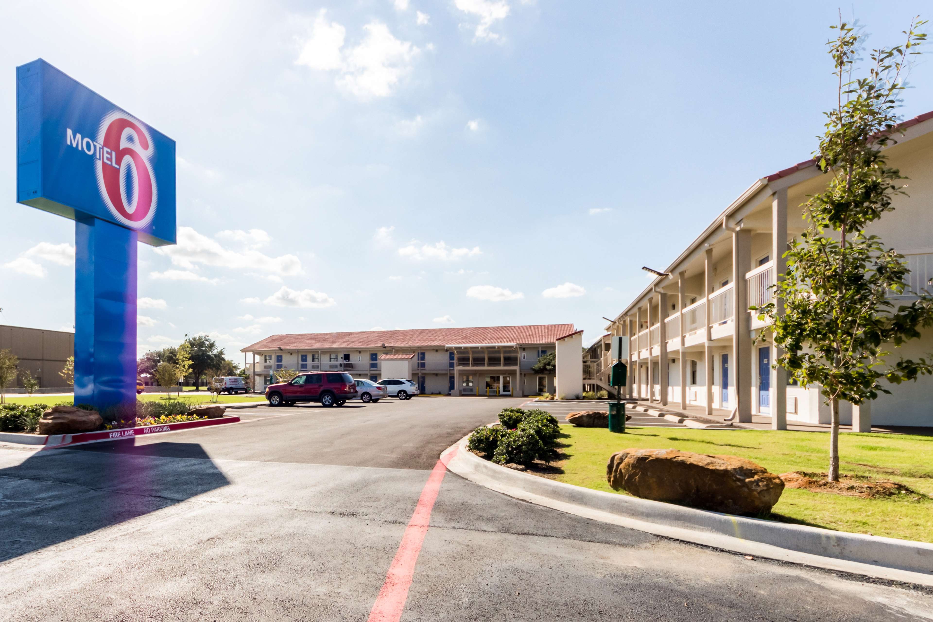 Motel 6 Dallas - Farmers Branch