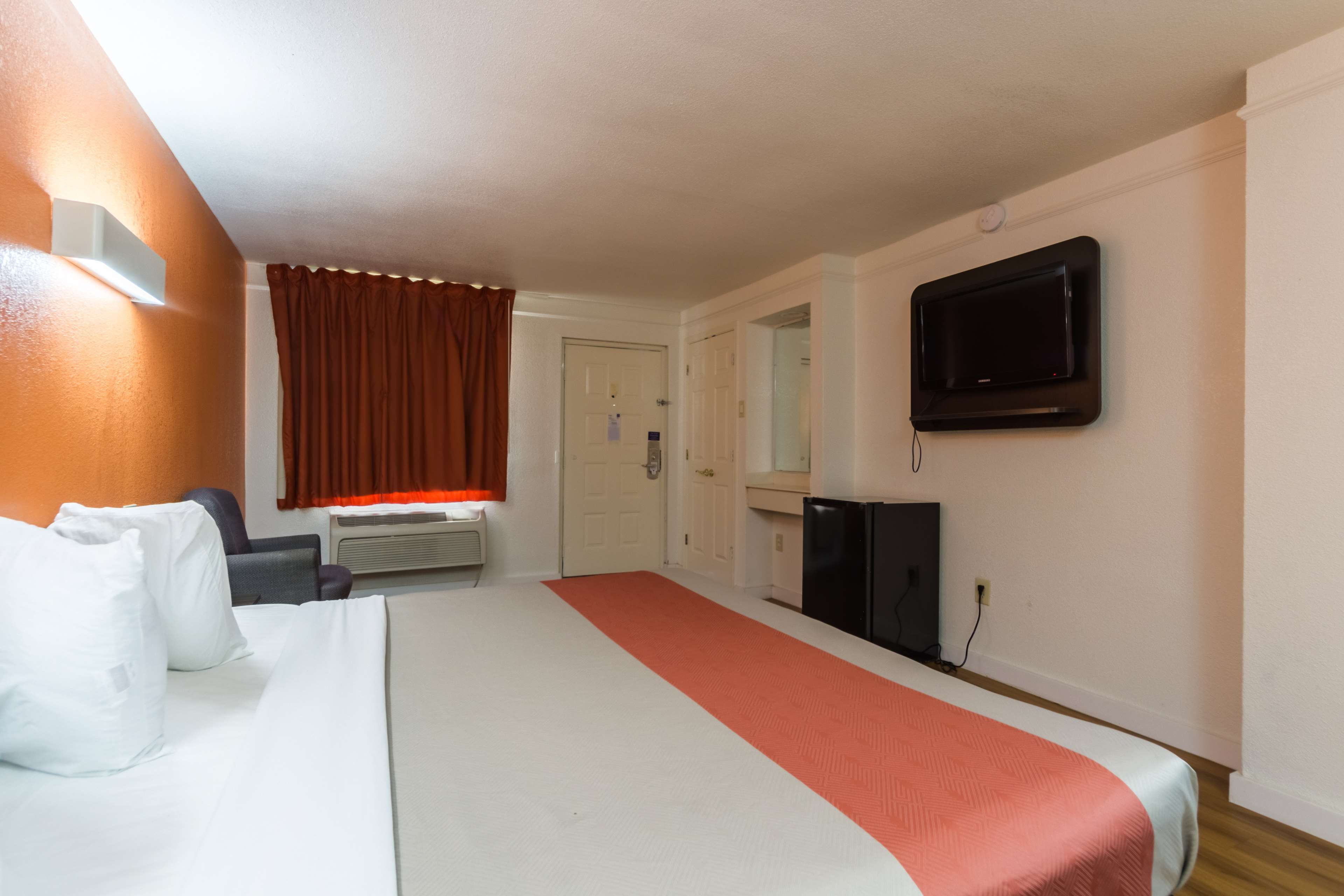 Motel 6 Dallas - Farmers Branch