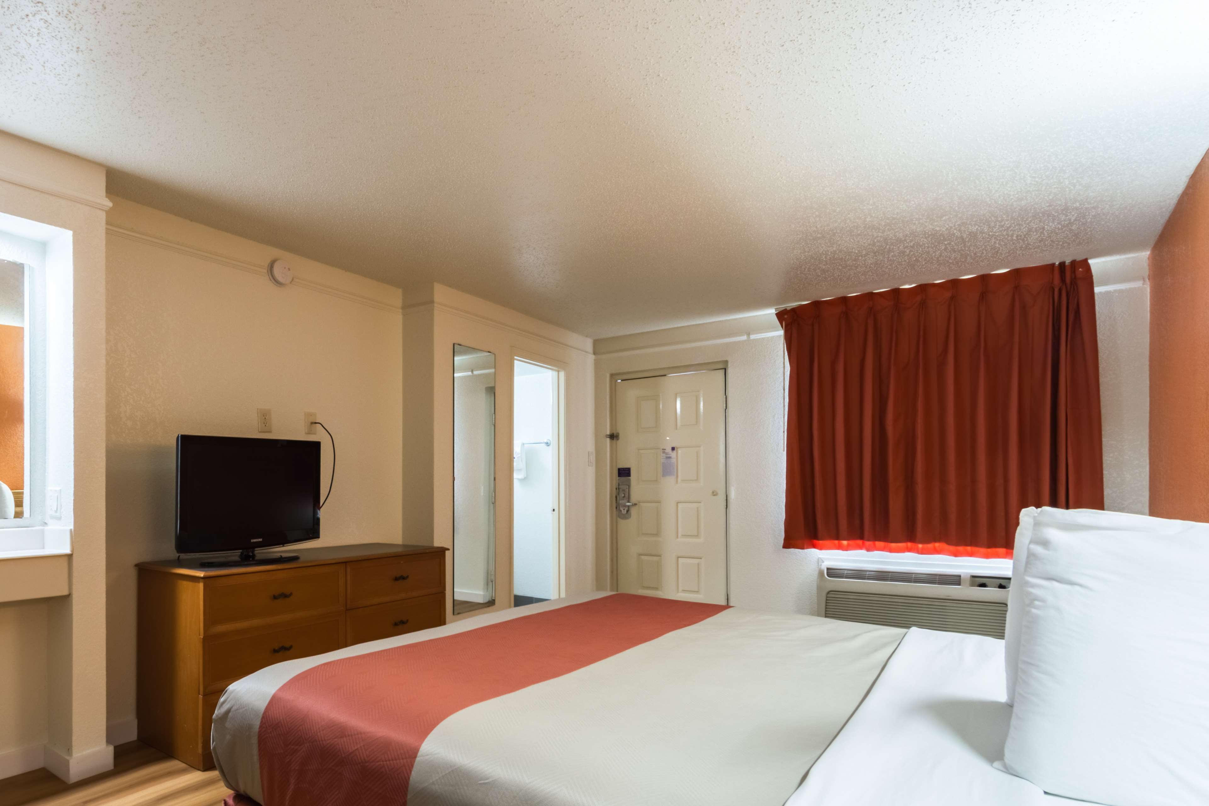 Motel 6 Dallas - Farmers Branch