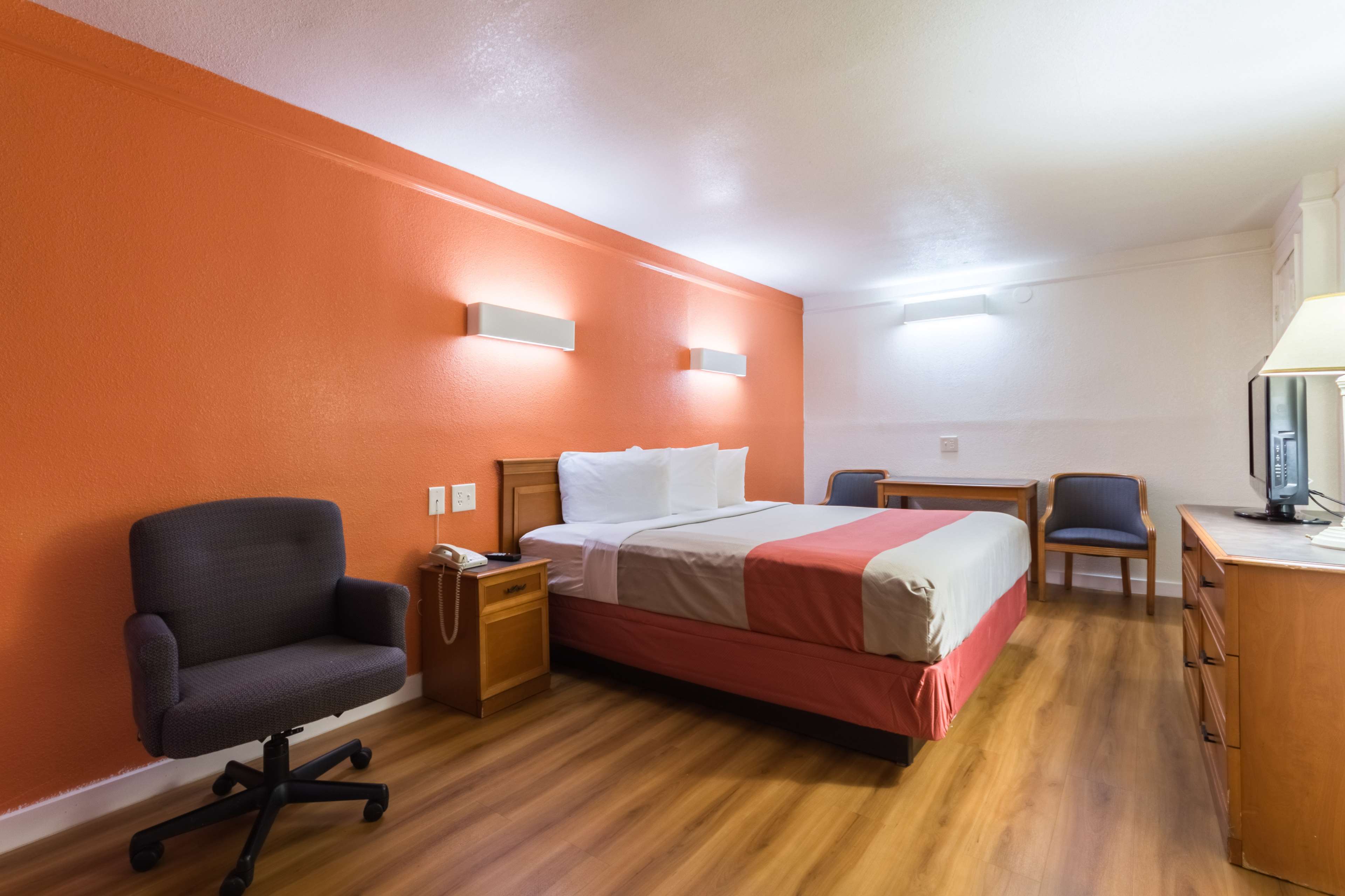 Motel 6 Dallas - Farmers Branch