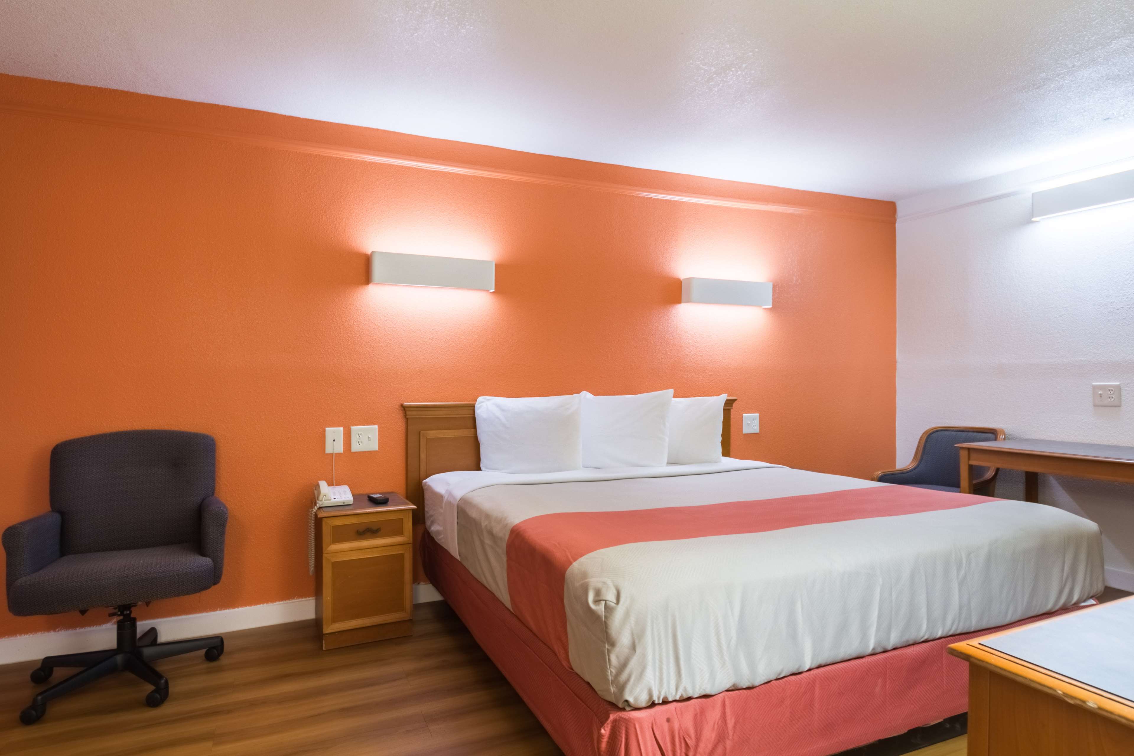 Motel 6 Dallas - Farmers Branch