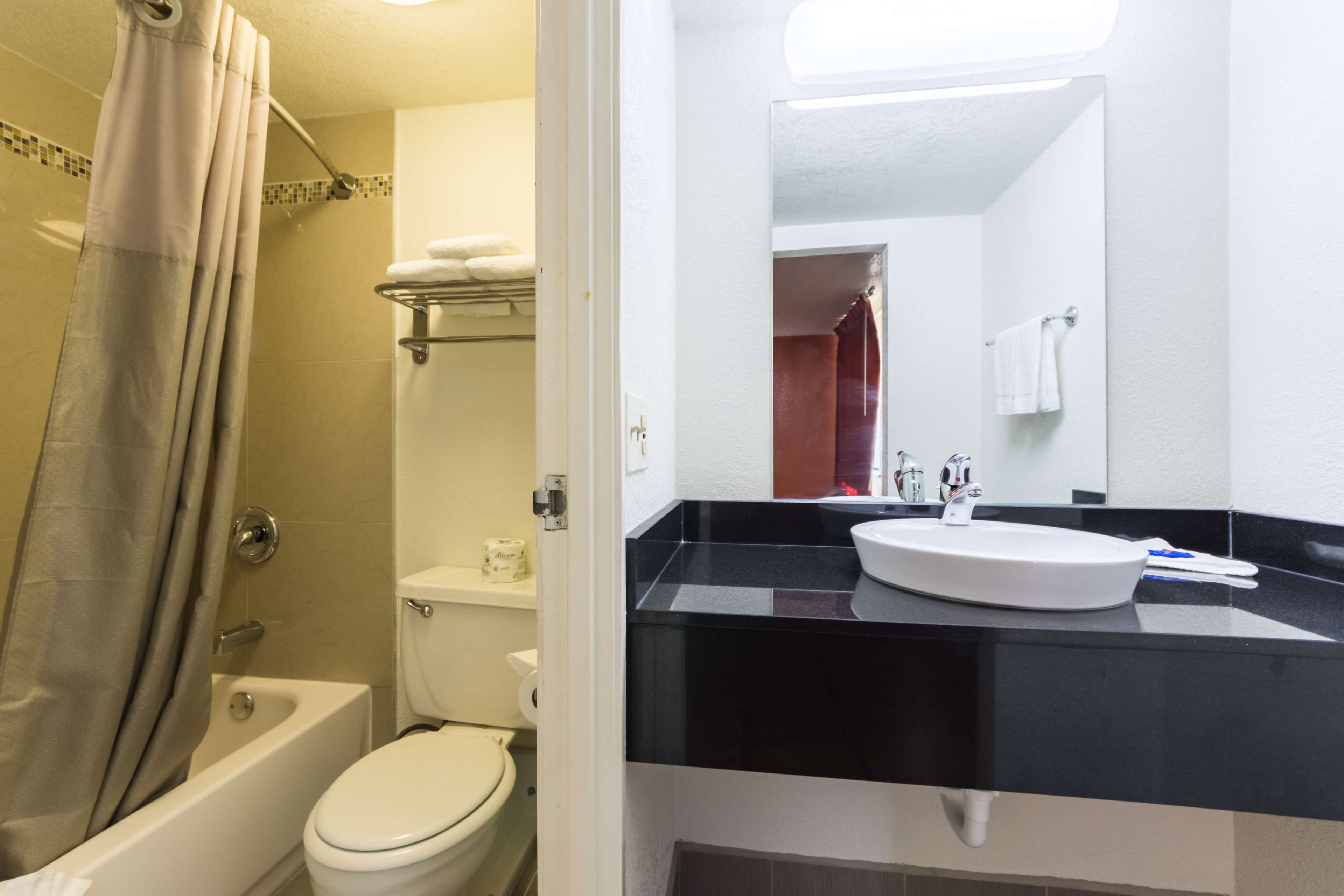 Motel 6 Dallas - Farmers Branch