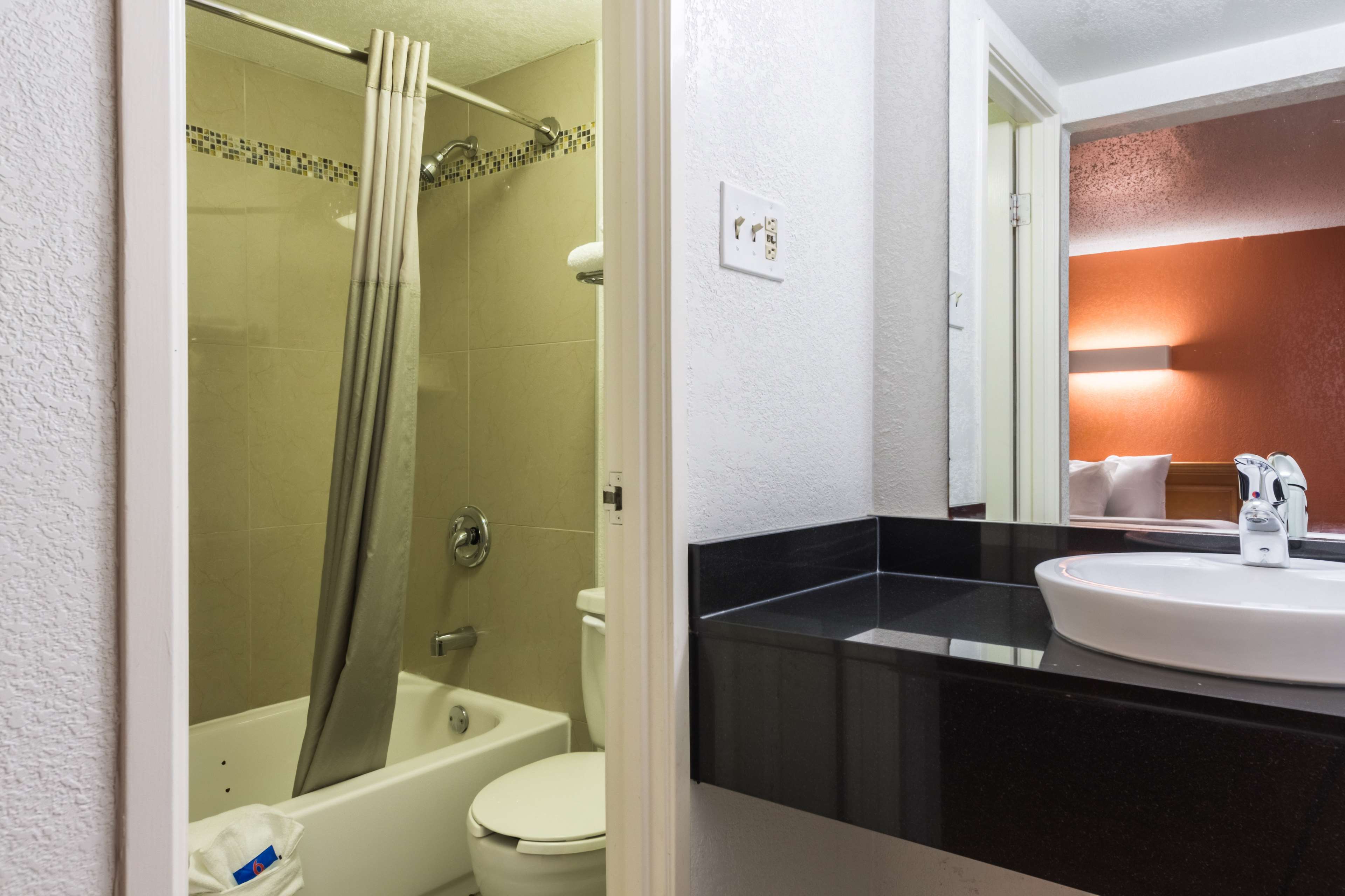 Motel 6 Dallas - Farmers Branch