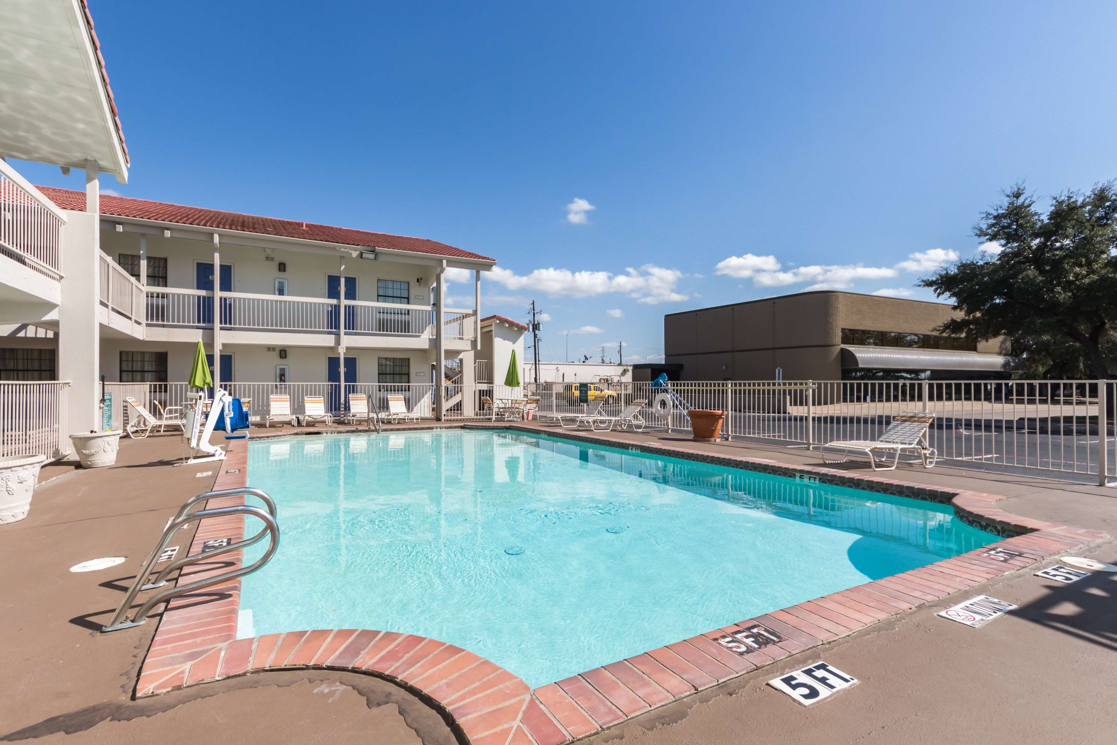 Motel 6 Dallas - Farmers Branch
