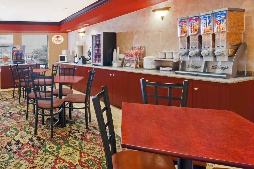 Super 8 by Wyndham Farmers Branch/North Dallas