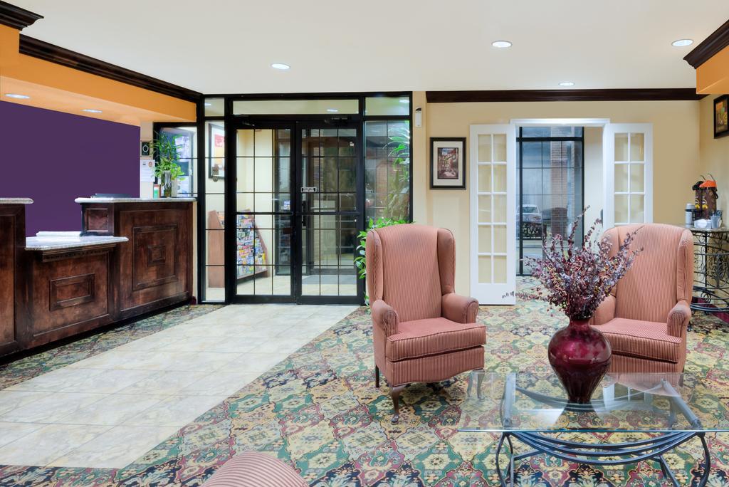 Super 8 by Wyndham Farmers Branch/North Dallas