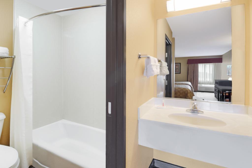 Super 8 by Wyndham Farmers Branch/North Dallas