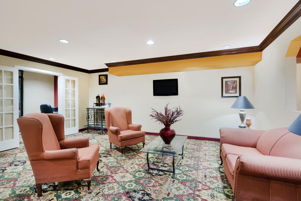 Super 8 by Wyndham Farmers Branch/North Dallas