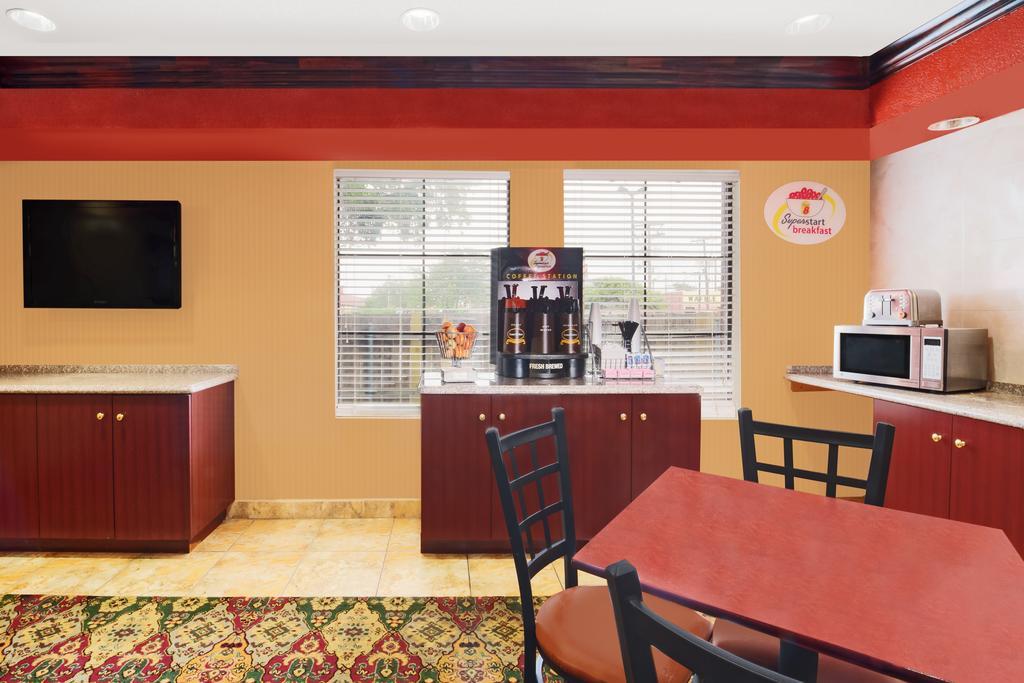 Super 8 by Wyndham Farmers Branch/North Dallas