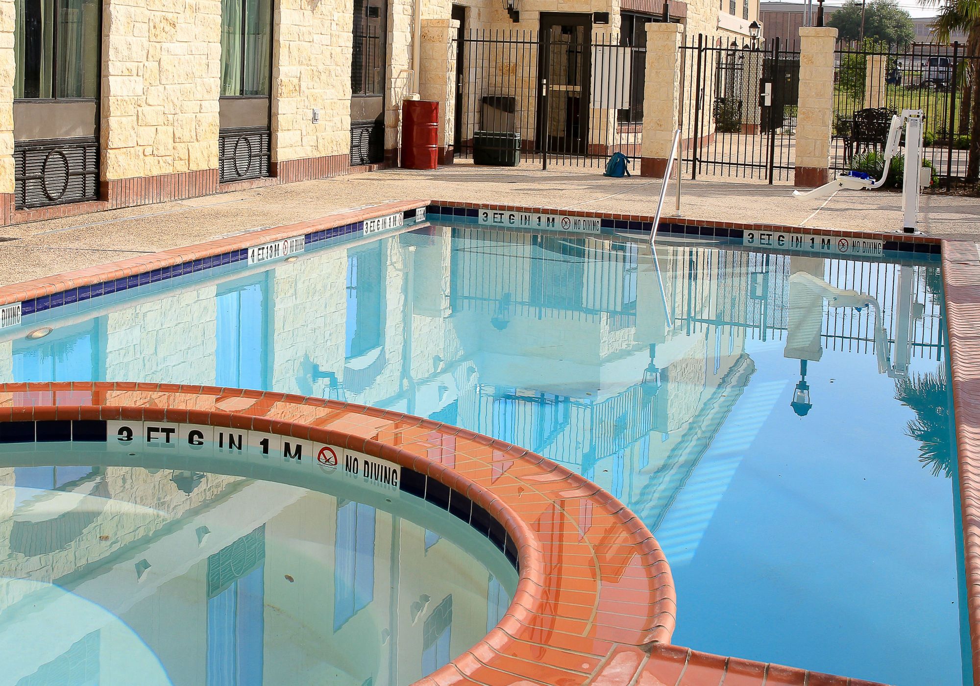 Holiday Inn Express & Suites Floresville