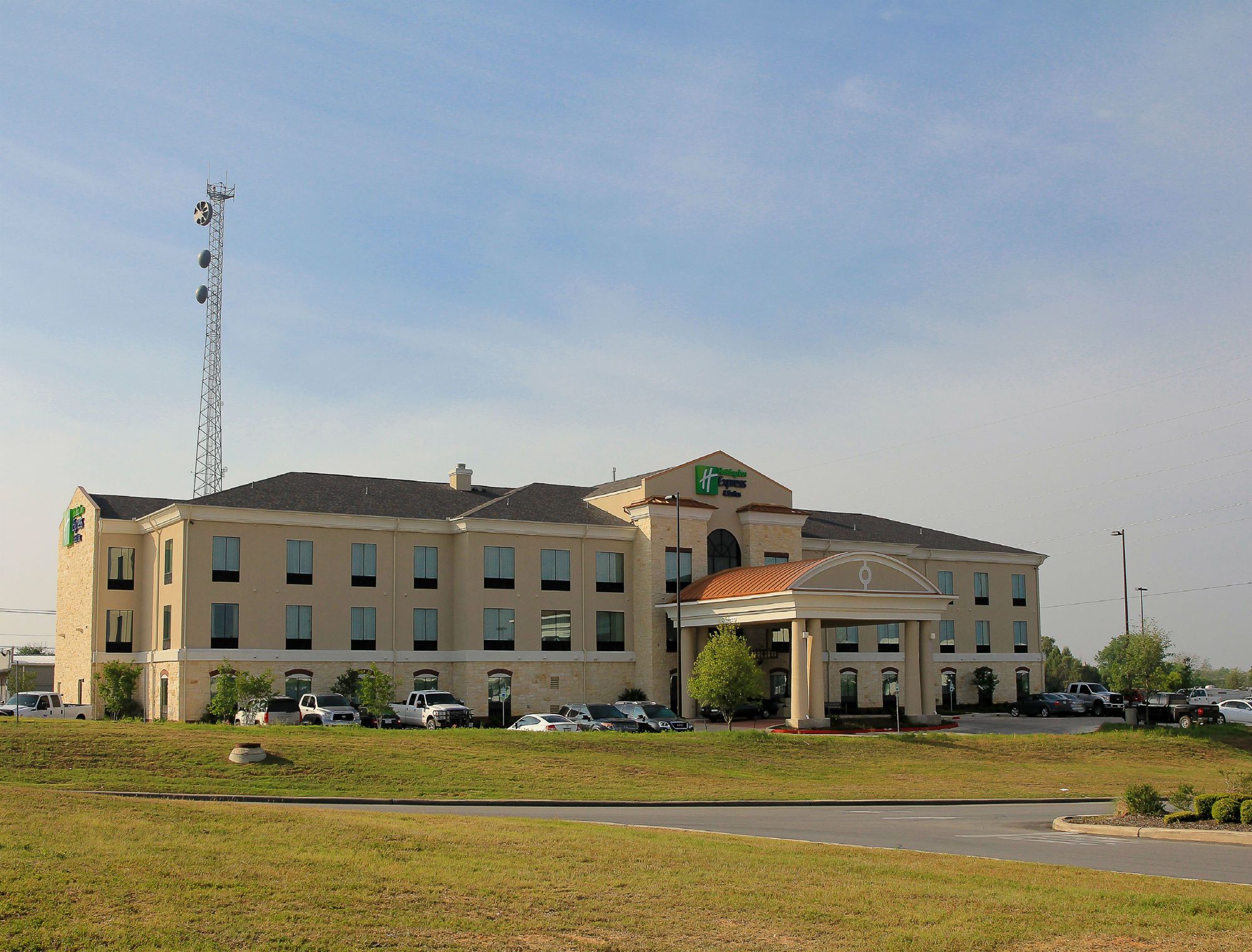 Holiday Inn Express & Suites Floresville
