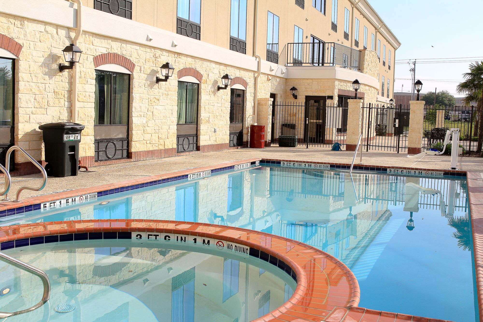 Holiday Inn Express & Suites Floresville